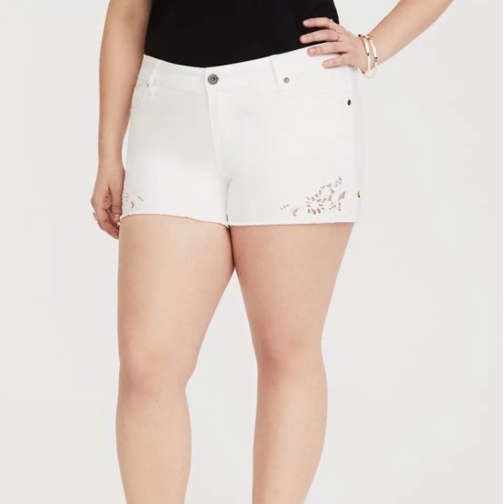 Torrid White Denim Raw Hem Eyelet Lace Detail Shorts Women’s Plus Size 26